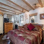 Cowboy On The Acequia, 2 Bedrooms, Fireplaces, Washer/Dryer, Sleeps 4