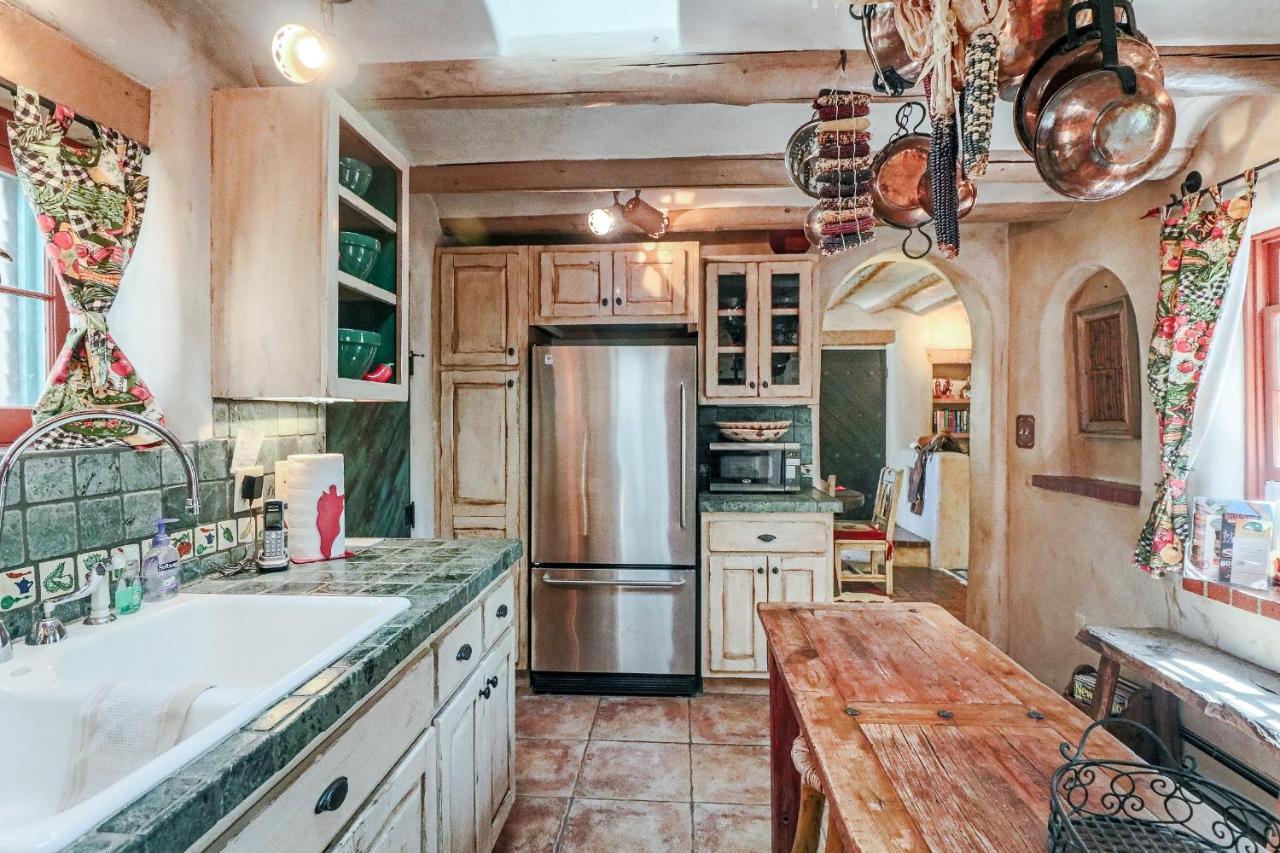 Cowboy On The Acequia, 2 Bedrooms, Fireplaces, Washer/dryer, Sleeps 4 * Santa Fe