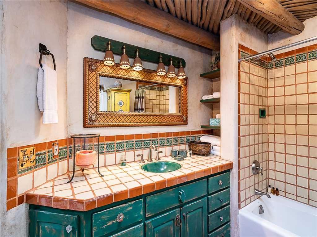 Cowboy On The Acequia, 2 Bedrooms, Fireplaces, Washer/dryer, Sleeps 4 Holiday home Santa Fe