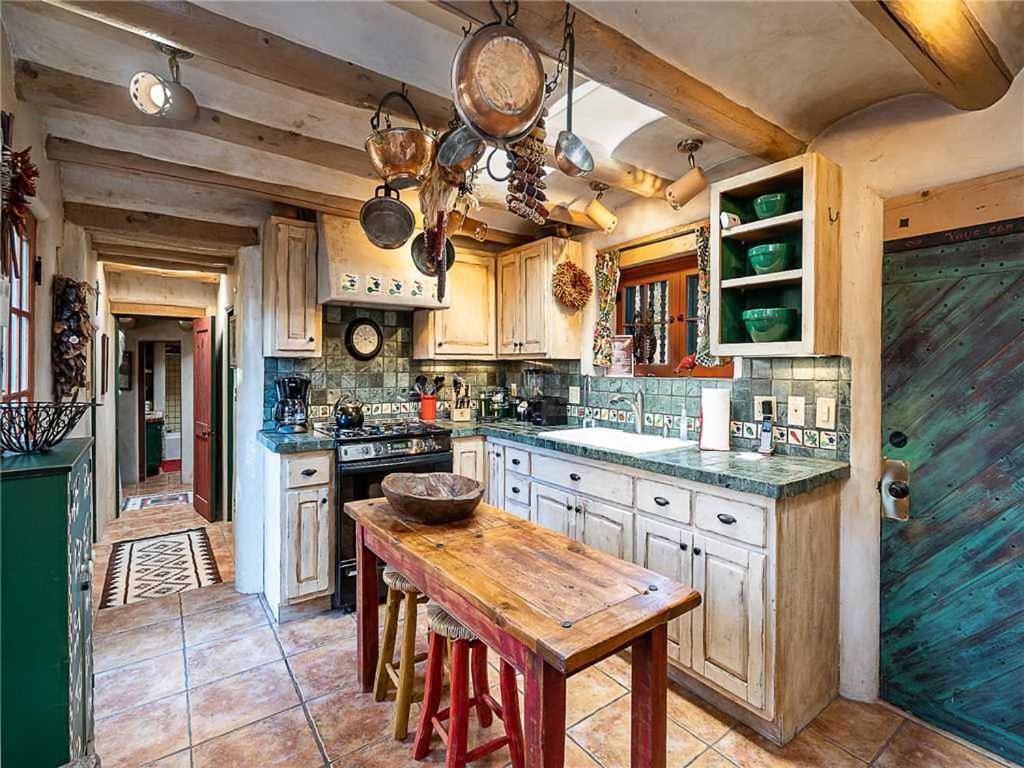 Cowboy On The Acequia, 2 Bedrooms, Fireplaces, Washer/dryer, Sleeps 4 *