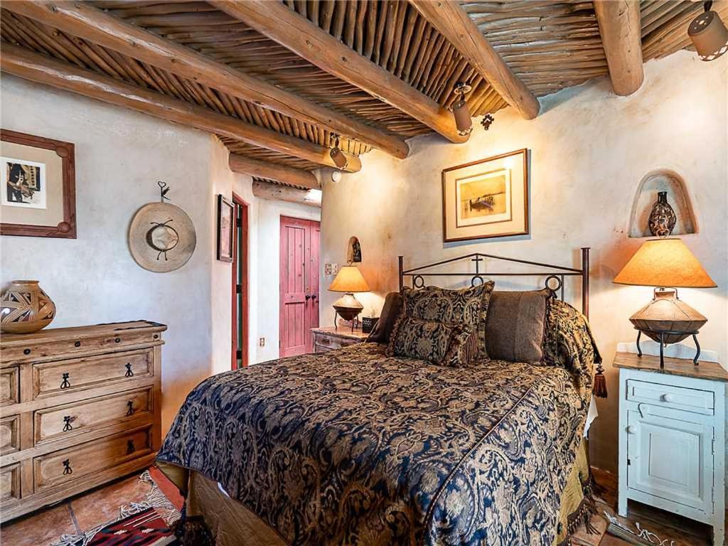 Cowboy On The Acequia, 2 Bedrooms, Fireplaces, Washer/dryer, Sleeps 4 *