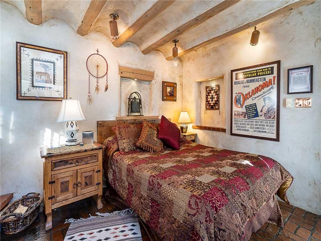 Cowboy On The Acequia, 2 Bedrooms, Fireplaces, Washer/dryer, Sleeps 4 Holiday home
