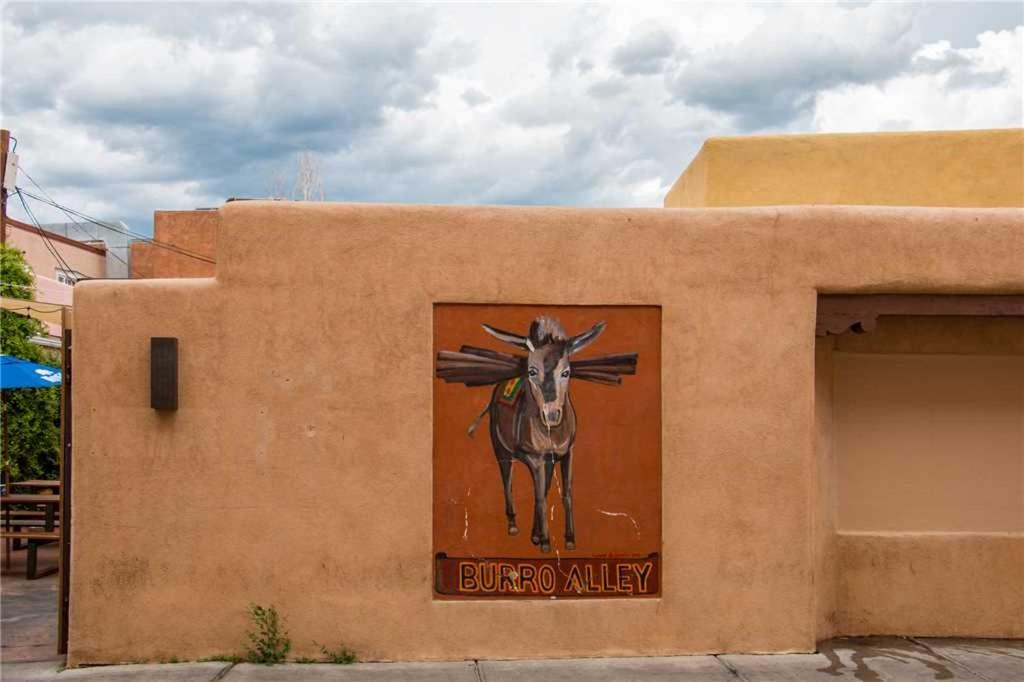 Cowboy On The Acequia, 2 Bedrooms, Fireplaces, Washer/dryer, Sleeps 4 Holiday home
